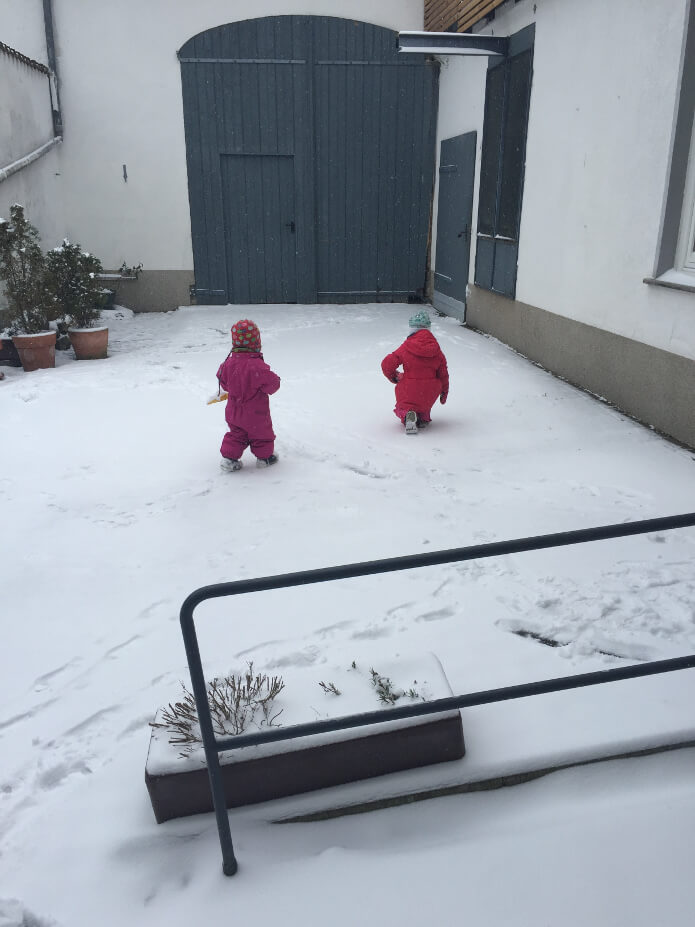 Kinder im schneebedeckten Hof